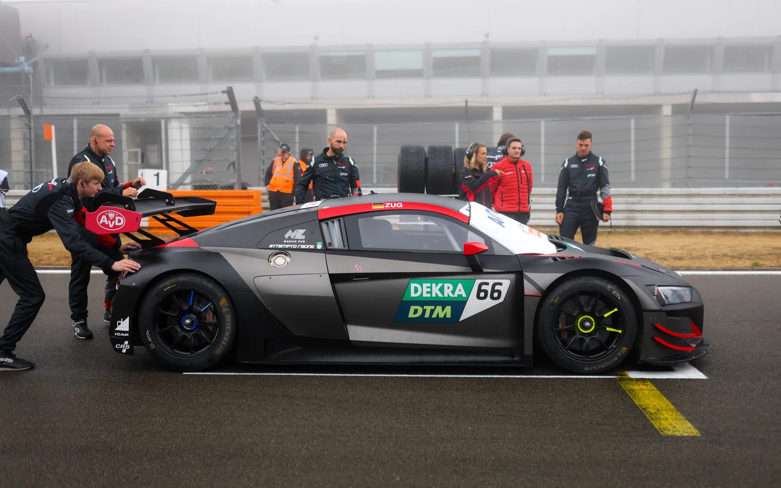 Die Crew schiebt den Audi R8 LMS GT3 evo II in die Startaufstellung