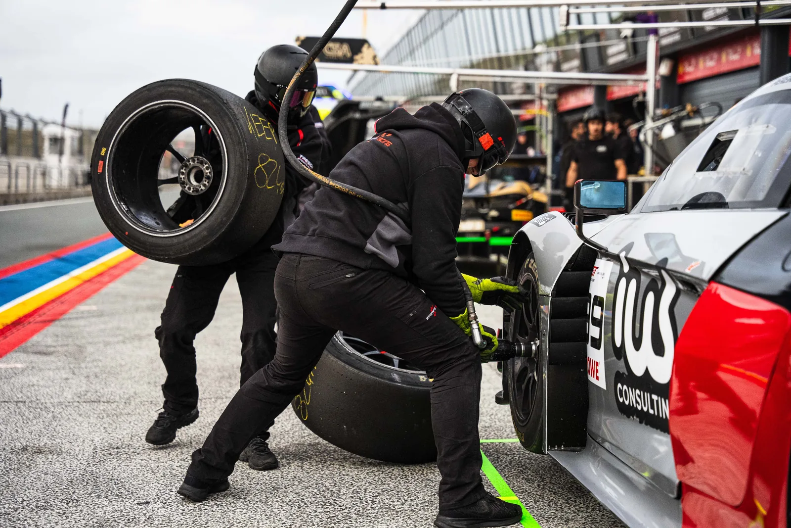 Boxenstopp: Reifenwechsel am Audi R8 LMS GT3 in Zandvoort